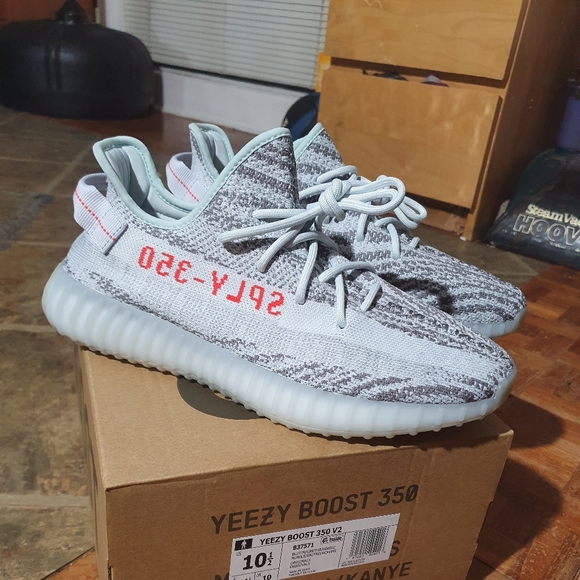Light shoes On Feet Yeezy Boost 350 V2 Blue Tint YALIA